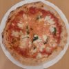 Pizza margherita con basilico